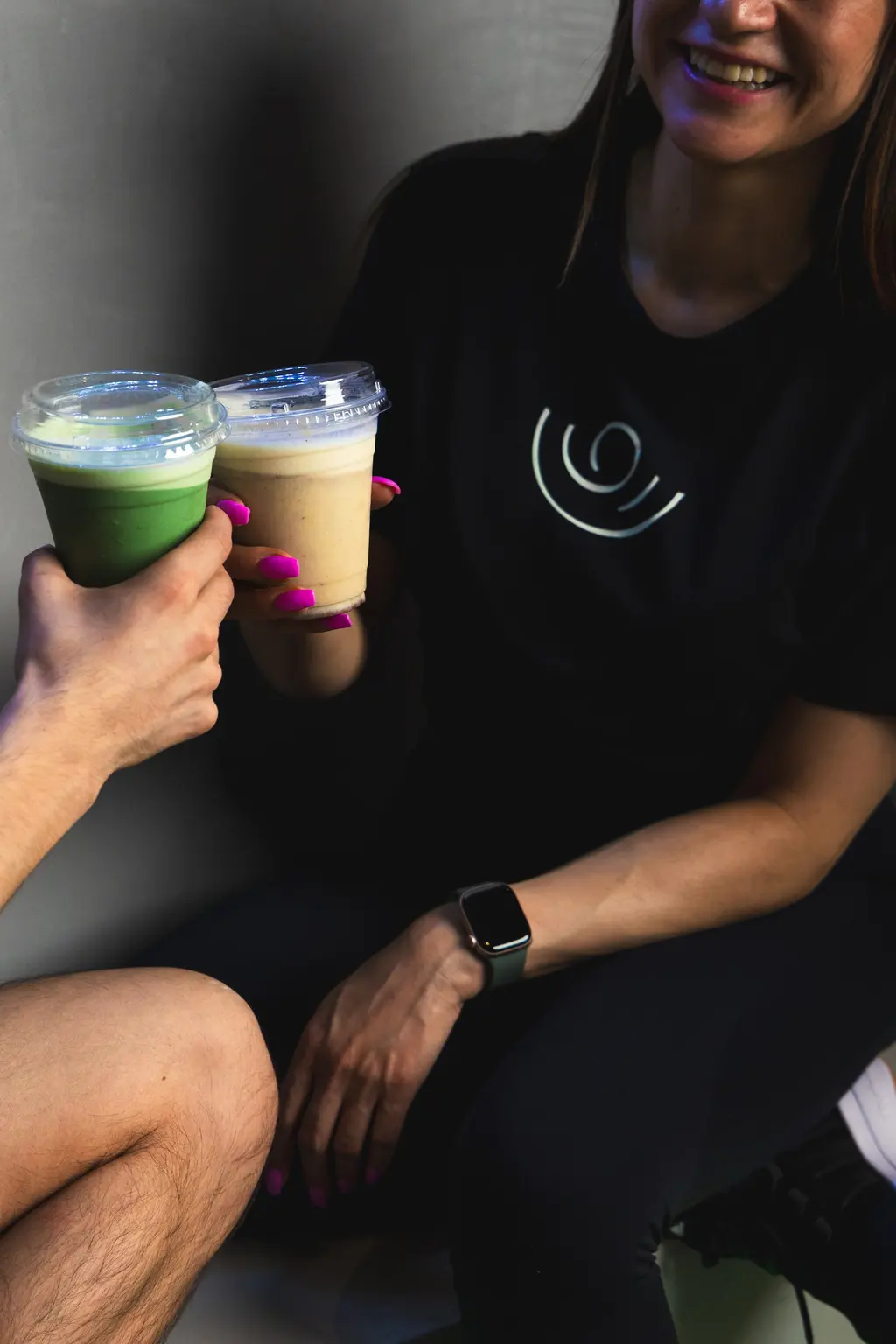 Dos personas brindando con matcha y latte del Lotus Bar