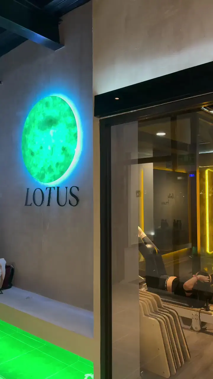 Lobby de Lotus Studio con el logotipo retroiluminado