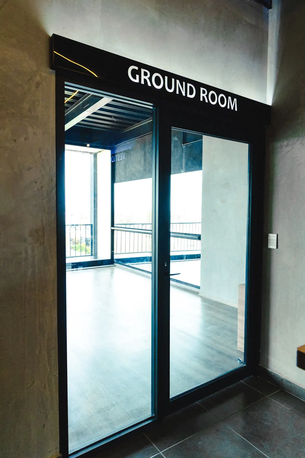 Puerta de cristal de la Ground Room con la señalética GROUND ROOM