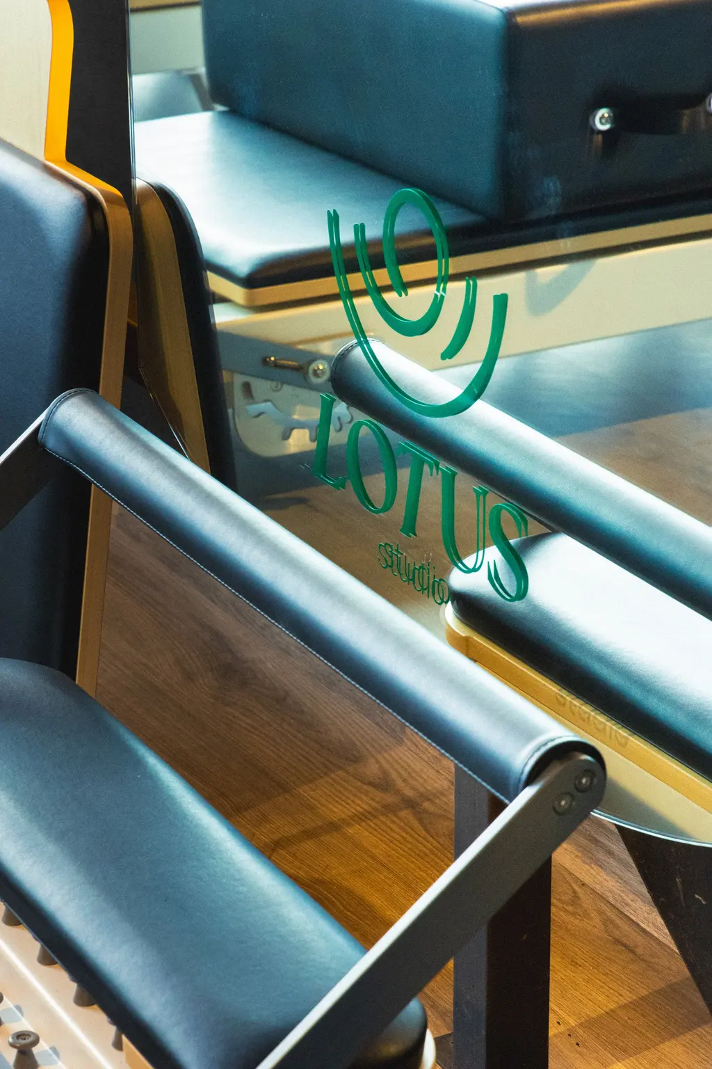 Detalle del reformer con el monograma LOTUS studio grabado en verde