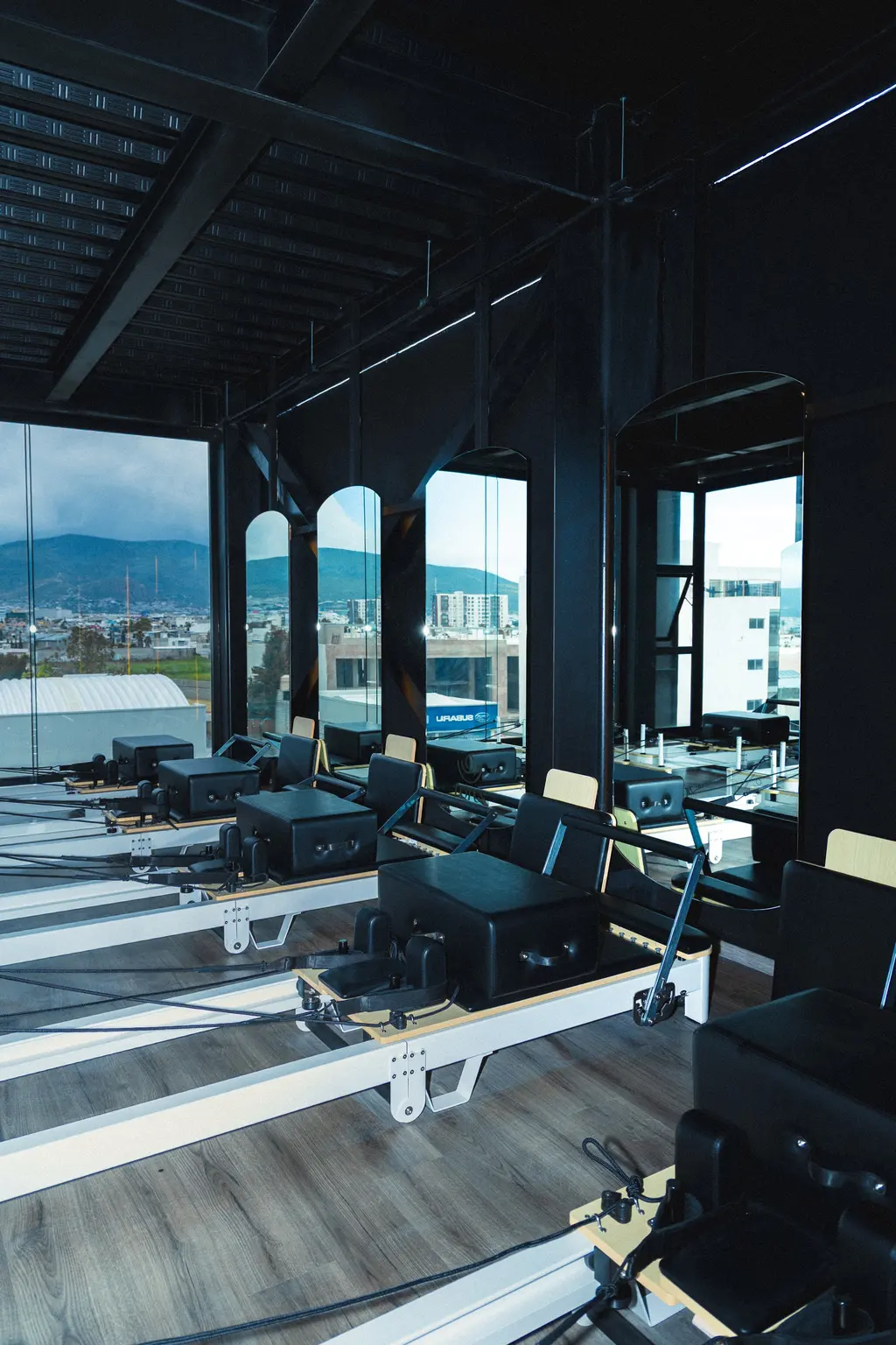 Sala Reformer de Lotus Studio con ventanales de piso a techo hacia la sierra de Pachuca